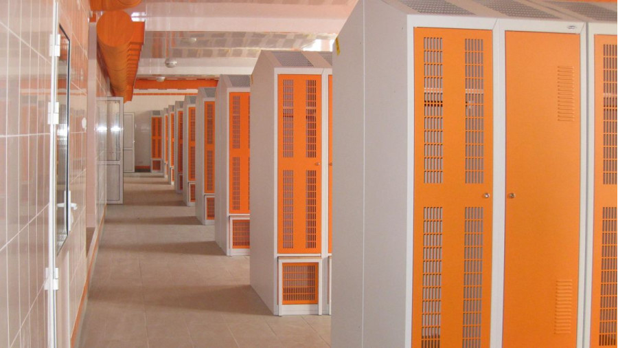 Металеві шафи в приміщенні заводу