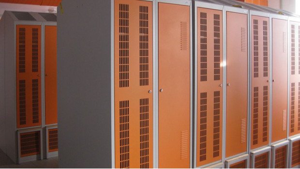 Металлические шкафы в помещении завода