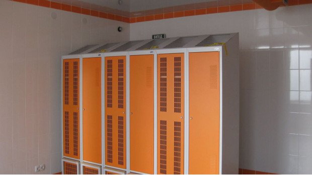 Металеві шафи в приміщенні заводу