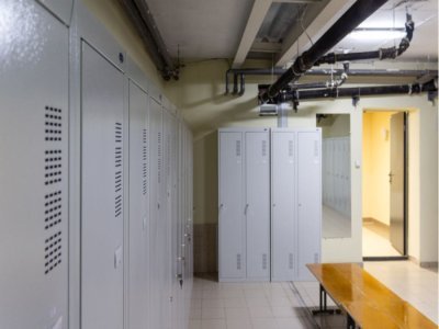 Металеві шафи з лавками у навчальному закладі
