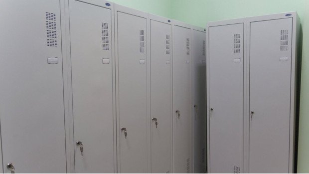 Металеві шафи з лавками у навчальному закладі