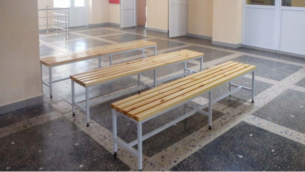 Одежные металлические шкафы и лавочки в раздевалке