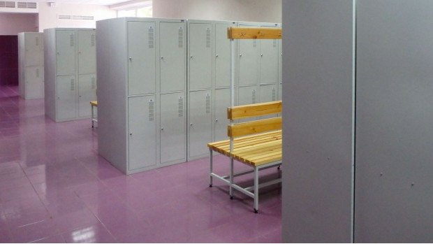 Одягові металеві шафи та лавочки в роздягальні