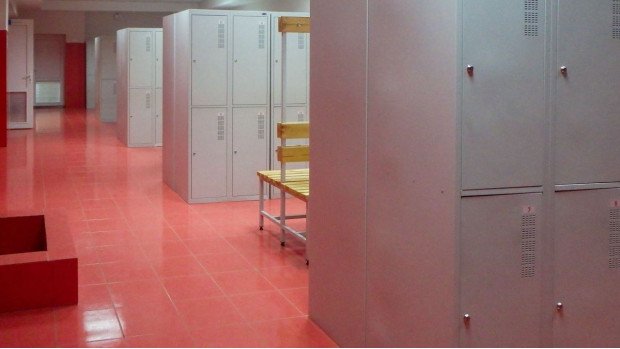 Одягові металеві шафи та лавочки в роздягальні