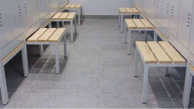 Фото одягових шаф з лавками на підприємстві
