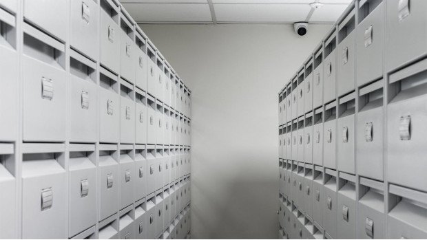 Ряд металевих картотекових шаф зі світлими фасадами для зберіган