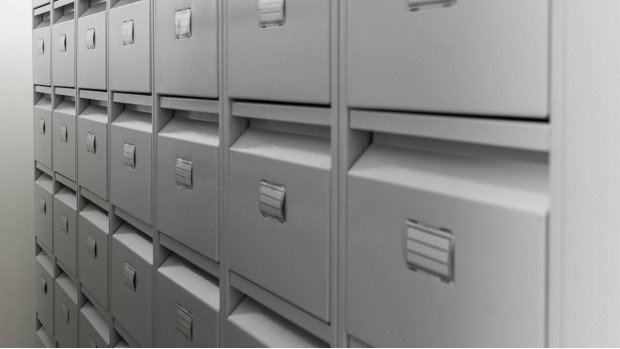 Ряд металевих картотекових шаф зі світлими фасадами для зберіган