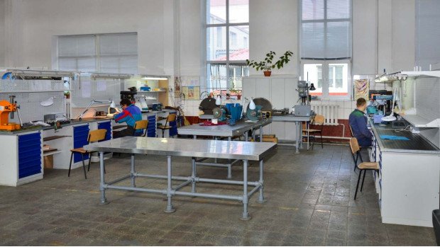 Фото монтажних та зварювальних столів на підприємстві