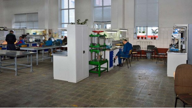 Фото монтажних та зварювальних столів на підприємстві