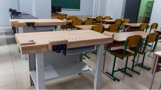 Столярные верстаки в учебном заведении