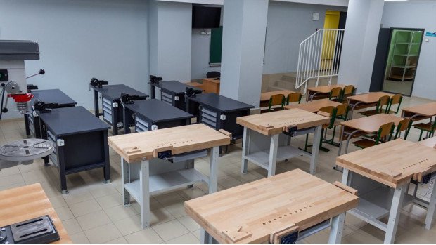 Столярные верстаки в учебном заведении