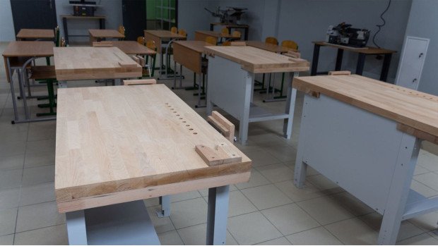 Столярные верстаки в учебном заведении