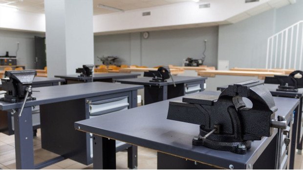 Слесарные верстаки в учебном заведении
