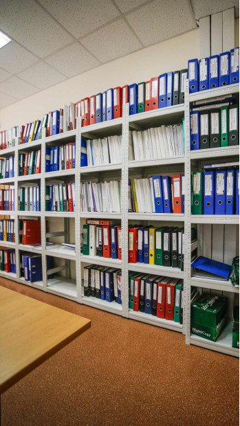 Архівні пересувні стелажі в офісному приміщенні