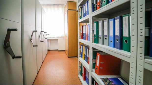 Архівні пересувні стелажі в офісному приміщенні