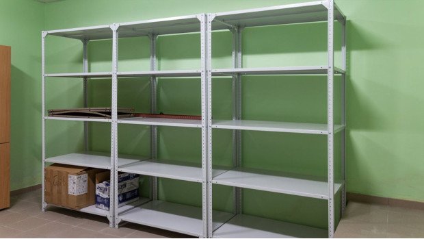 Металлические стеллажи в учебном заведении