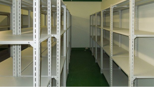 Фото металлических стеллажей в складском помещении