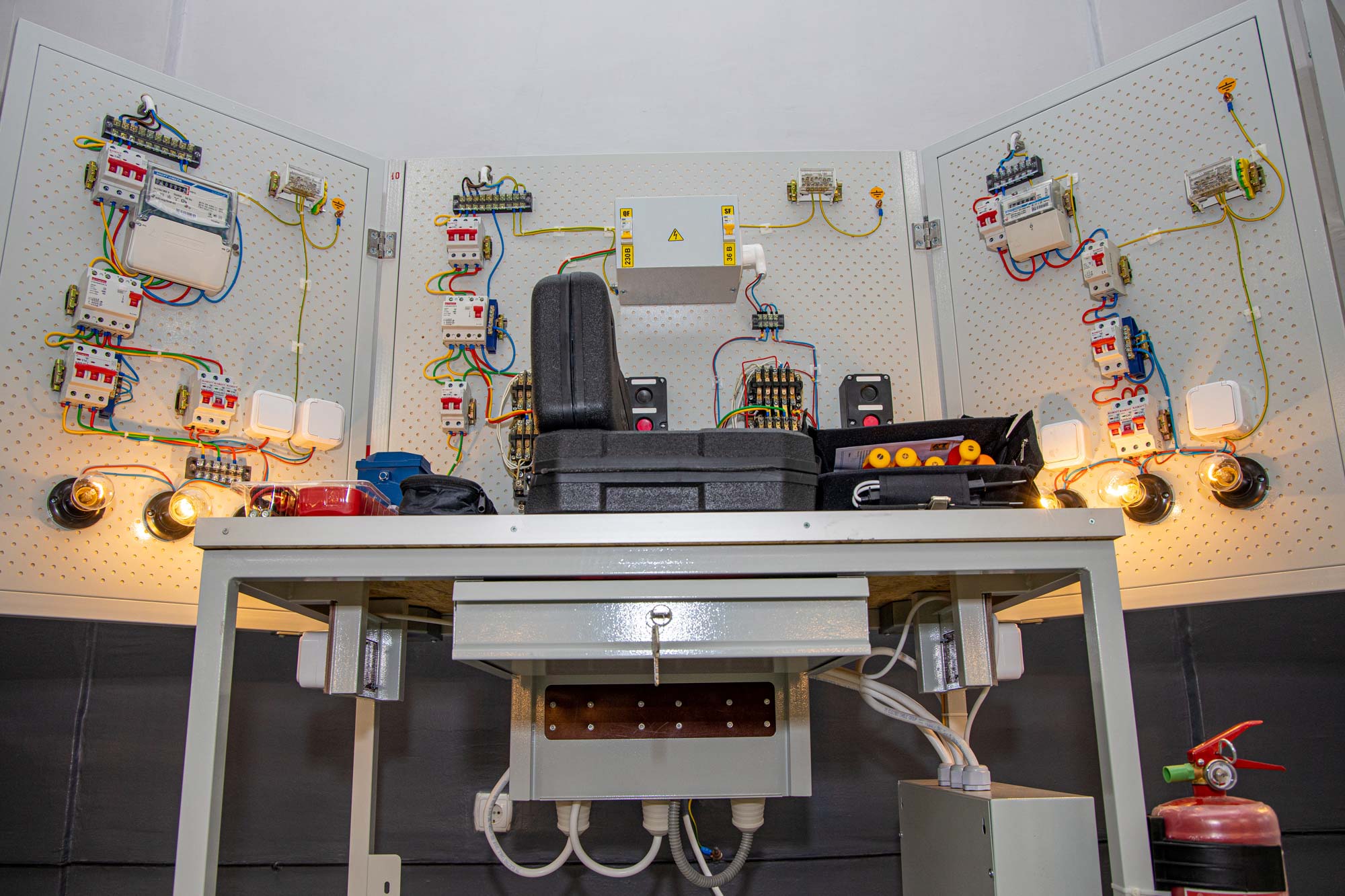 Фото столов учебных для электромонтажных работ