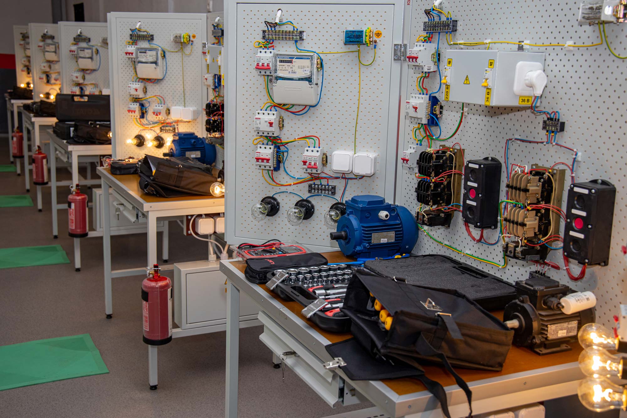 Фото столов учебных для электромонтажных работ