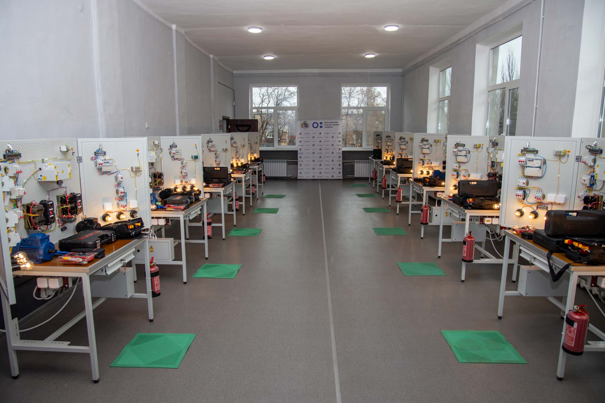 Фото столов учебных для электромонтажных работ