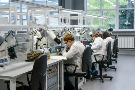 Фото промышленных монтажных столов для предприятий