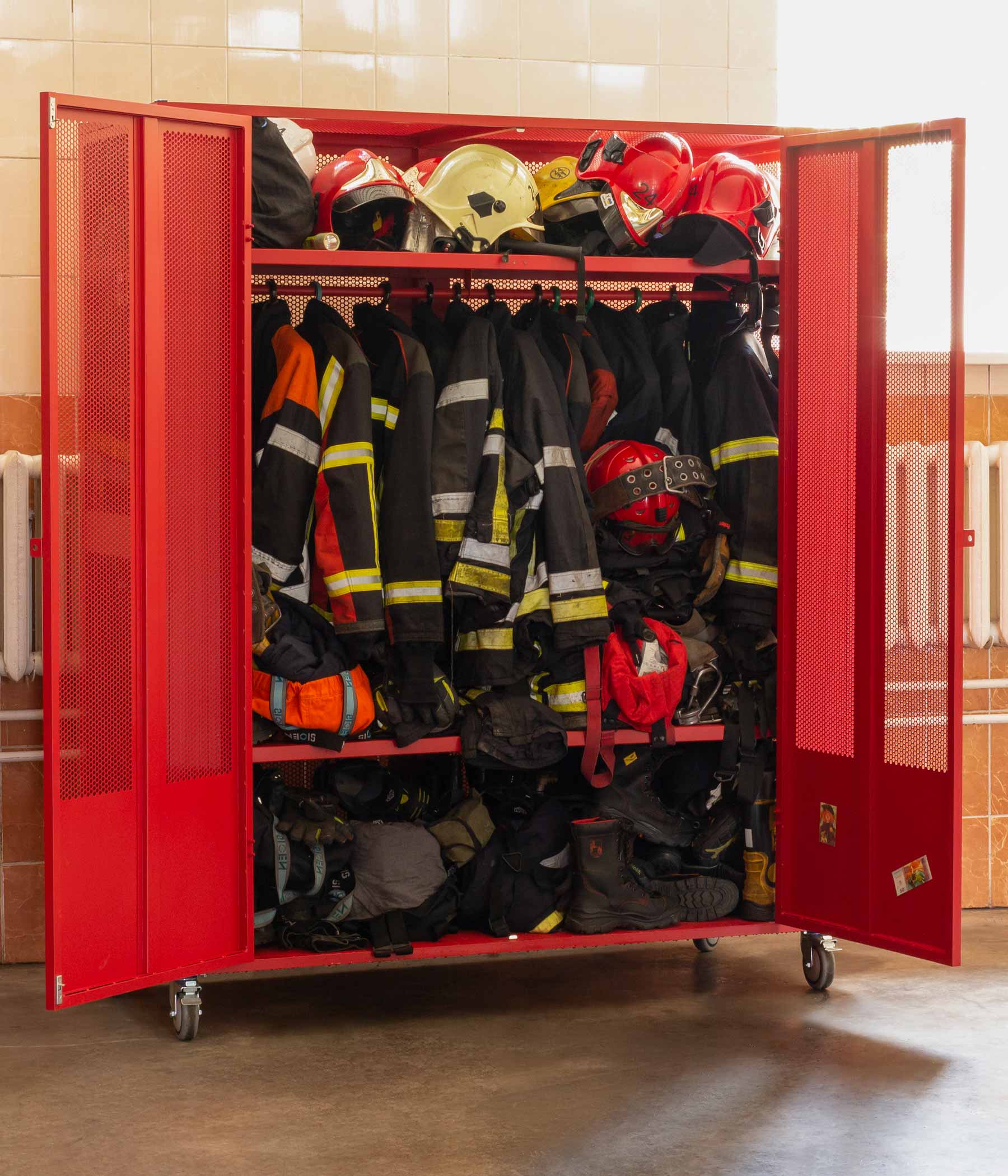 Шафа для зберігання одягу та взуття пожежників ШОВ-900/2 На колесах