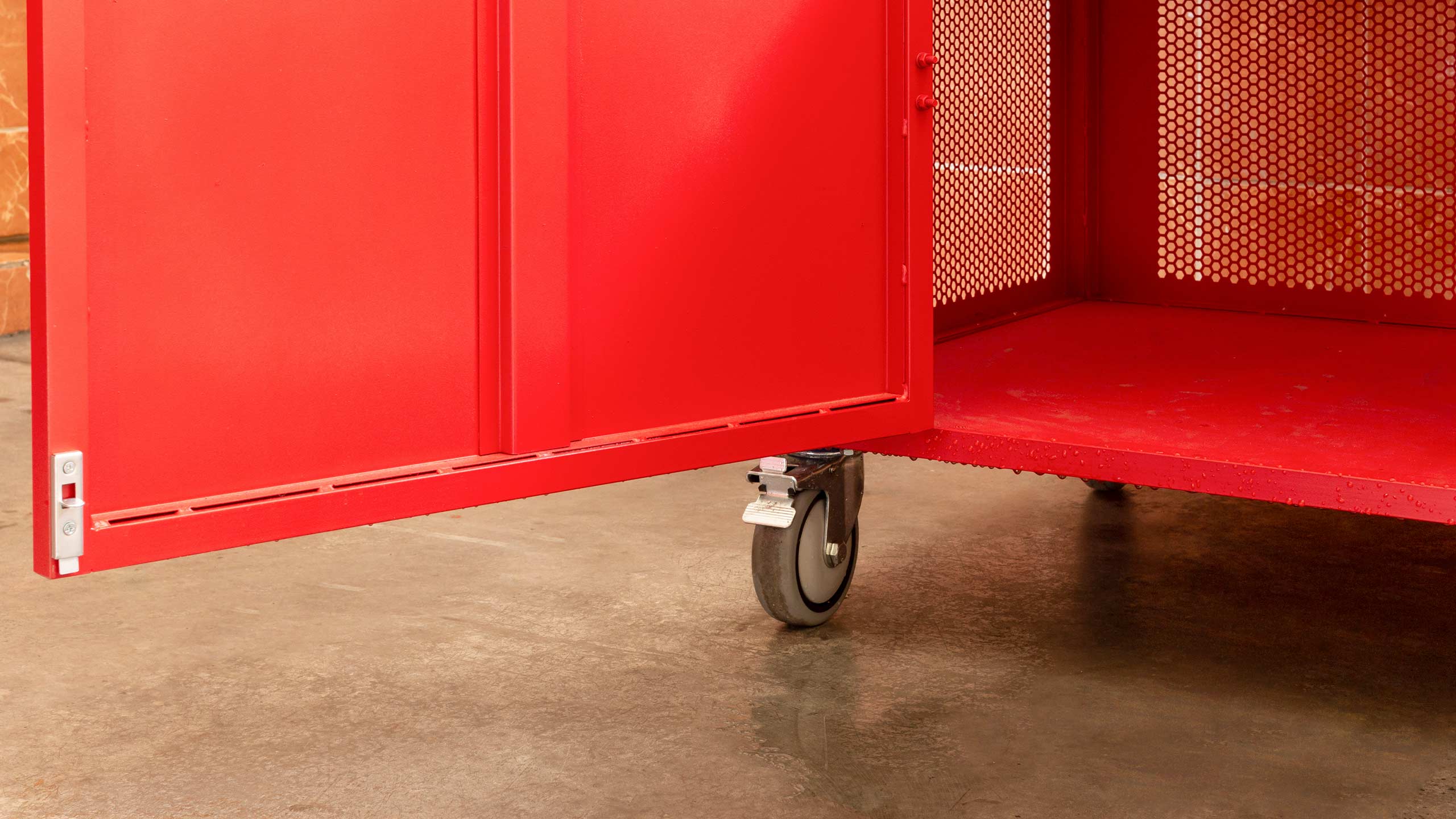 Шкаф для хранения одежды и обуви пожарных ШОВ-900/2 На ножках