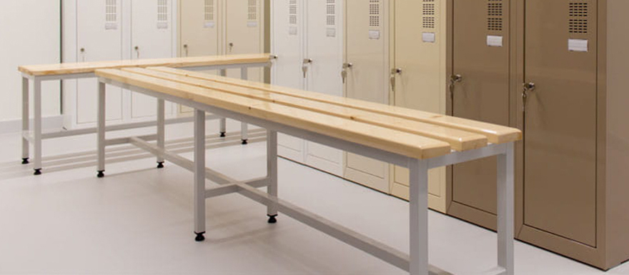 Фото лавки в приміщенні роздягальні Фото лавки в приміщенні роздягальні