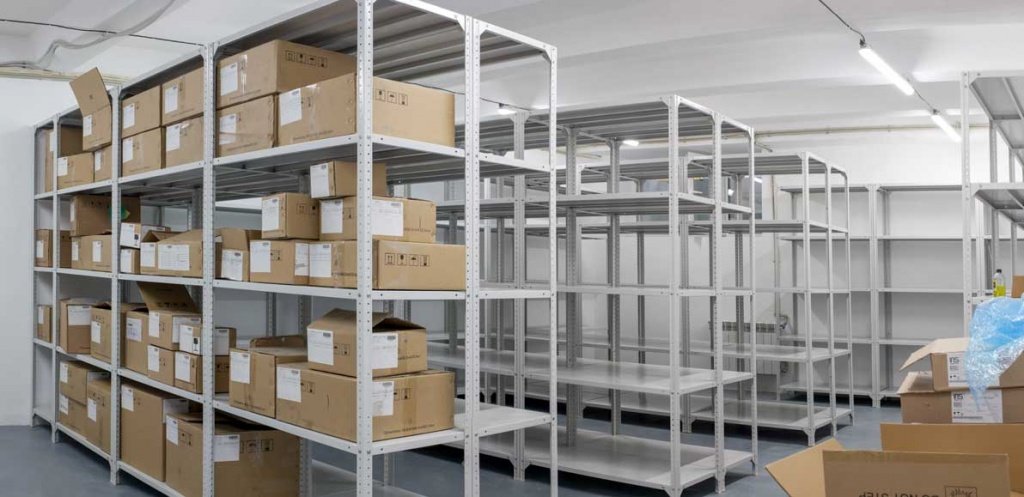 Фото поличкових стелажів у приміщенні складу
