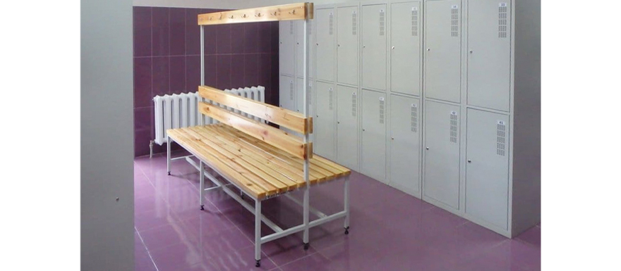 Фото лавочки производства УХЛ-МАШ в раздевалке