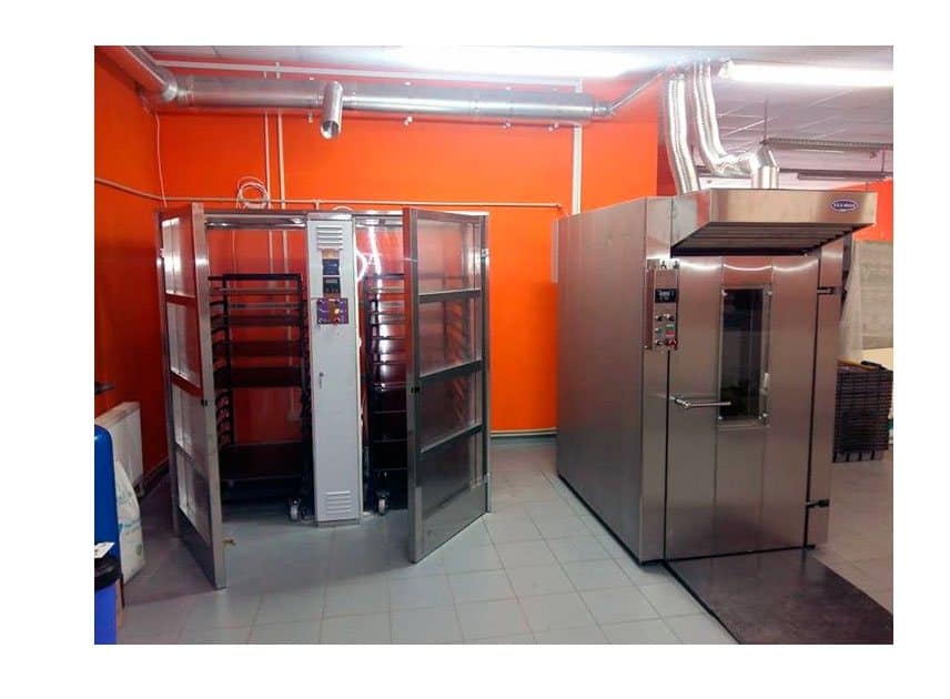 Фото обладнання для випікання на приміщенні виробництва пекарні
