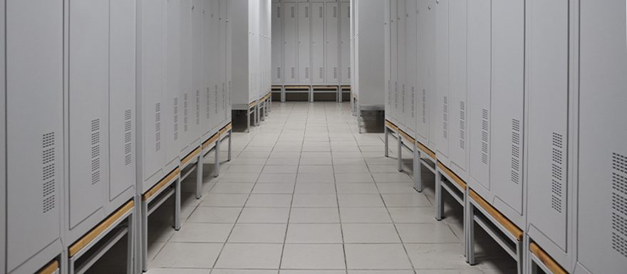 Изображение шкафов одежных для раздевалки из металла Зображення шаф для одягу в роздягальні