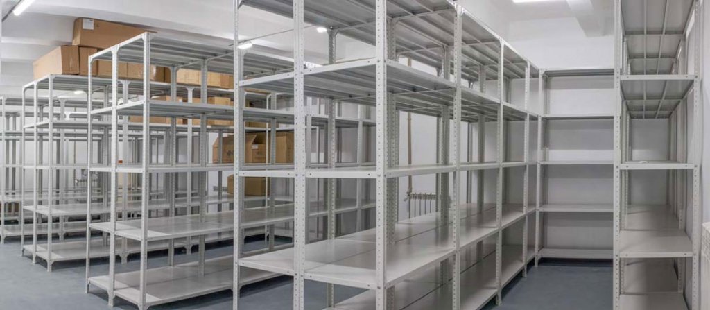 Фото стелажів поличкових з металу в коморі