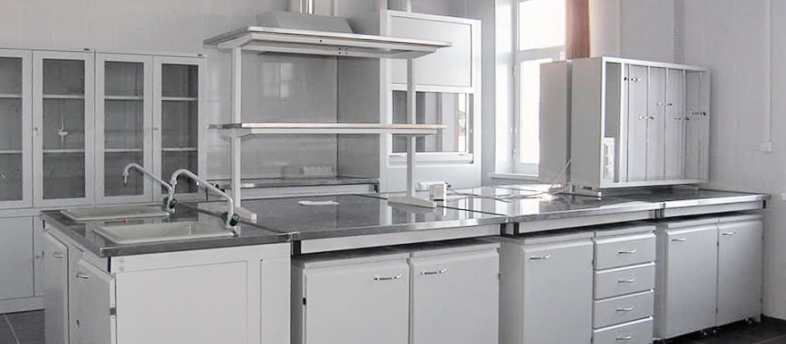 Фото лабораторной мебели из металла в помещении